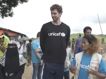 Pau Gasol visita con UNICEF a los niños rohingya en los campamentos de refugiados en Bangladesh Pau Gasol visita con UNICEF a los niños rohingya en los campamentos de refugiados en Bangladesh