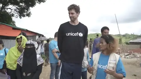Pau Gasol visita con UNICEF a los niños rohingya en los campamentos de refugiados en Bangladesh Pau Gasol visita con UNICEF a los niños rohingya en los campamentos de refugiados en Bangladesh
