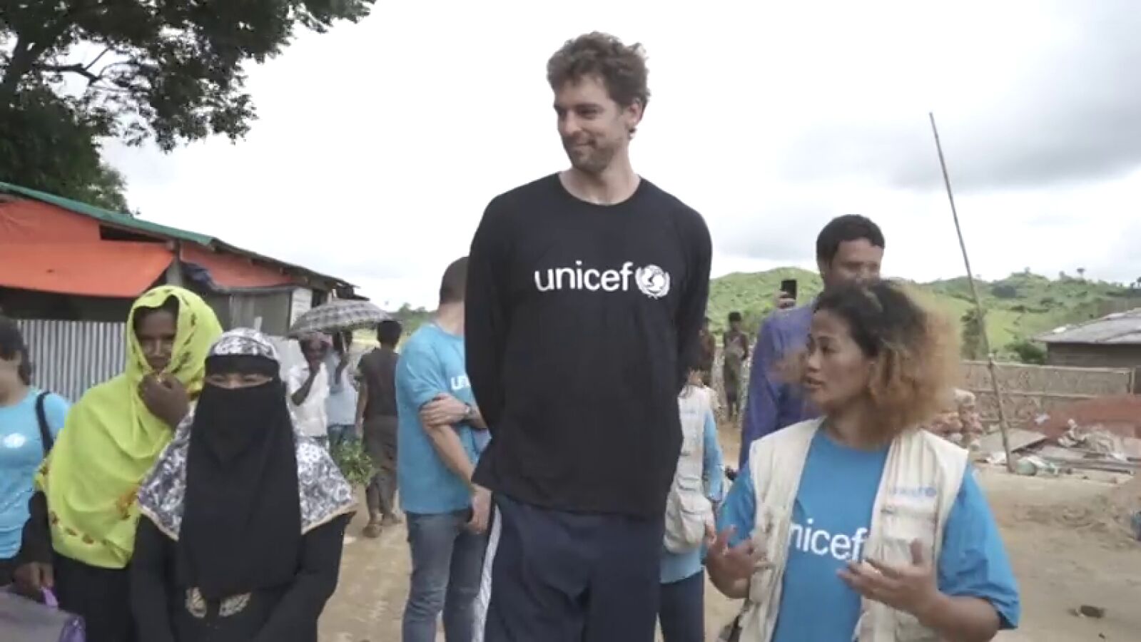 Pau Gasol visita con UNICEF a los niños rohingya en los campamentos de refugiados en Bangladesh