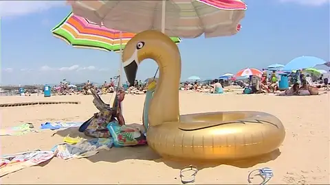 Usar colchonetas en el mar es peligroso y puede acabar en tragedia Usar colchonetas en el mar es peligroso y puede acabar en tragedia