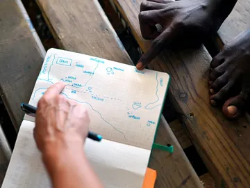 Un miembro del Open Arms muestra a un tripulante un mapa de la ubicación de Algeciras Un miembro del Open Arms muestra a un tripulante un mapa de la ubicación de Algeciras