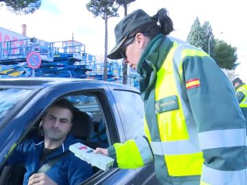 Imagen de una guardia civil haciendo un control a un vehículo (Archivo)