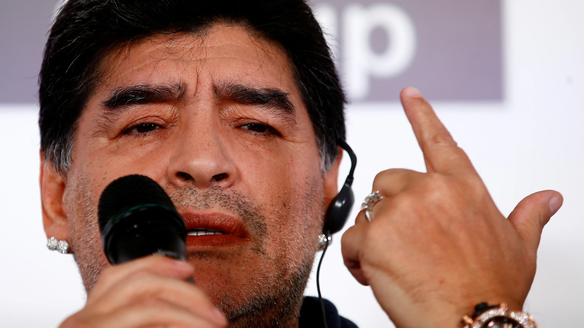 Maradona en rueda de prensa Maradona en rueda de prensa