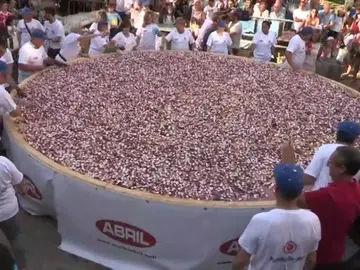 Cortan en O Carballiño una tapa de pulpo de 450 kilos en 10 minutos Cortan en O Carballiño una tapa de pulpo de 450 kilos en 10 minutos