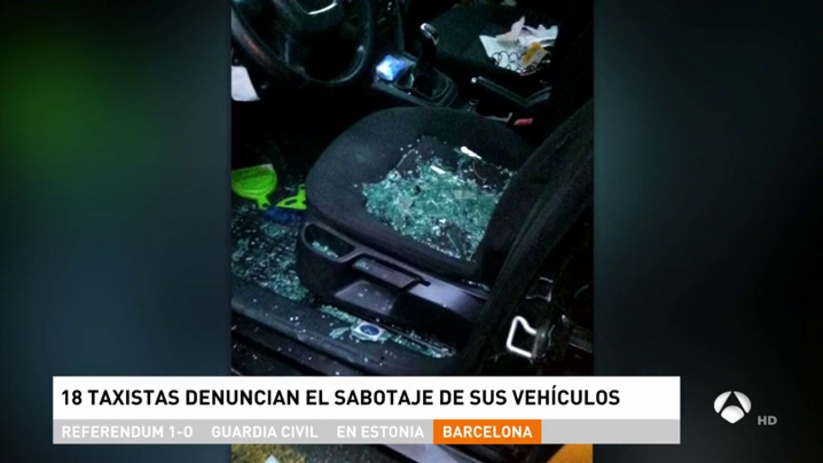 Una veintena de taxis aparecen en Barcelona con las ventanillas y parabrisas rotos y las ruedas pinchadas