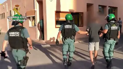 La Guardia Civil detiene a los presuntos autores de los robos de gasolineras en Granada La Guardia Civil detiene a los presuntos autores de los robos de gasolineras en Granada