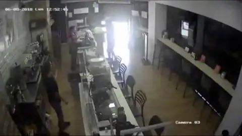 Atraco en una cafetería de Málaga a punta de pistola y con una máscara de médico Atraco en una cafetería de Málaga a punta de pistola y con una máscara de médico