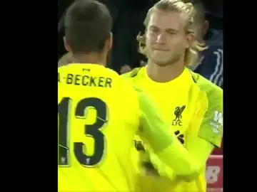 Karius salta al campo y se lleva una ovación de Anfield Karius salta al campo y se lleva una ovación de Anfield
