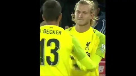Karius salta al campo y se lleva una ovación de Anfield Karius salta al campo y se lleva una ovación de Anfield