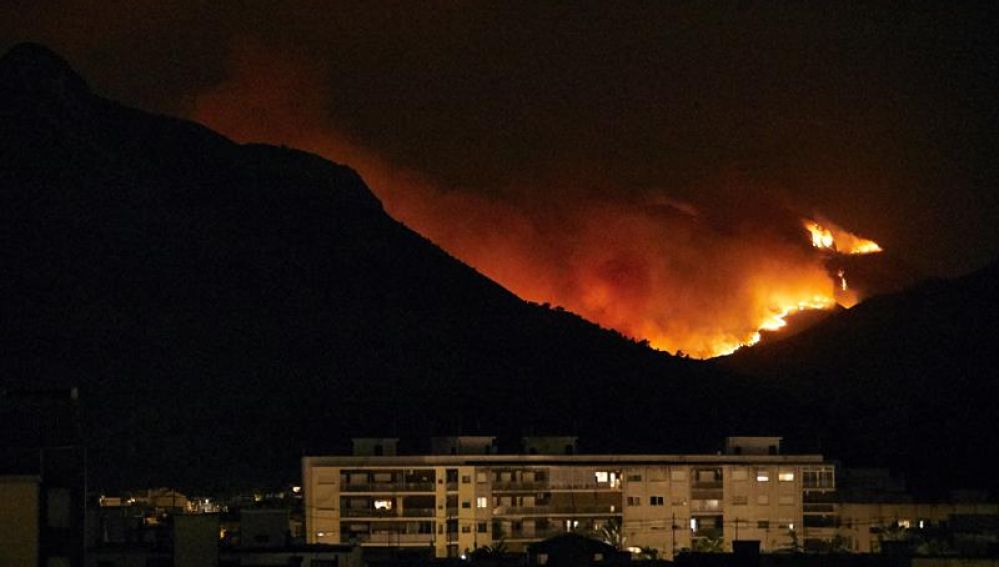 Vista del incendio forestal que afecta a los términos de Llutxent, Pinet y Barx