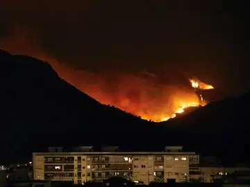 Vista del incendio forestal que afecta a los términos de Llutxent, Pinet y Barx Vista del incendio forestal que afecta a los términos de Llutxent, Pinet y Barx
