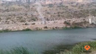Buscan a una persona en un embalse del río Júcar después de que el vehículo en el que viajaba se precipitara al agua