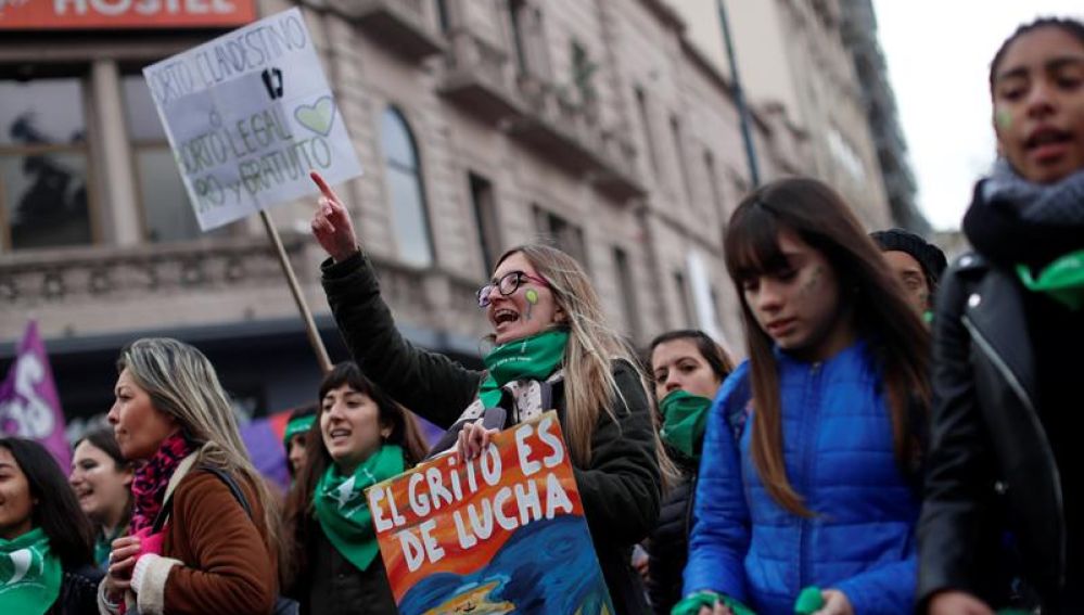Personas a favor de despenalizar el aborto se manifiestan en el exterior del Congreso