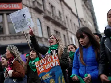 Personas a favor de despenalizar el aborto se manifiestan en el exterior del Congreso Personas a favor de despenalizar el aborto se manifiestan en el exterior del Congreso