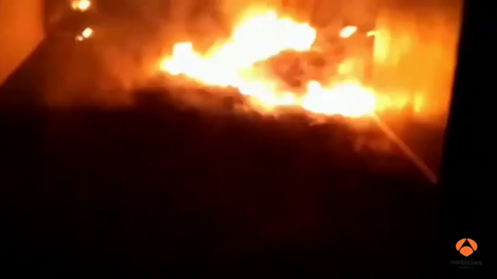 Así alcanzaba el fuego a varias viviendas de Gandía, donde el incendio ha quemado más de 940 hectáreas