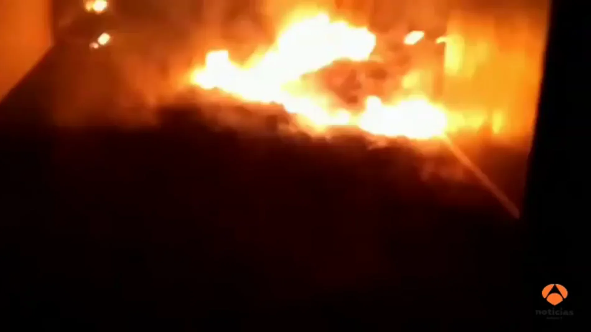 Las llamas alcanzan una vivienda en el incendio de Valencia