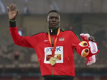 Nicholas Bett tras ganar el mundial de 400m vallas en Pekín Nicholas Bett tras ganar el mundial de 400m vallas en Pekín