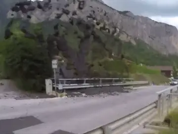 Espectacular avalancha de lodo por las tormentas en Suiza Espectacular avalancha de lodo por las tormentas en Suiza