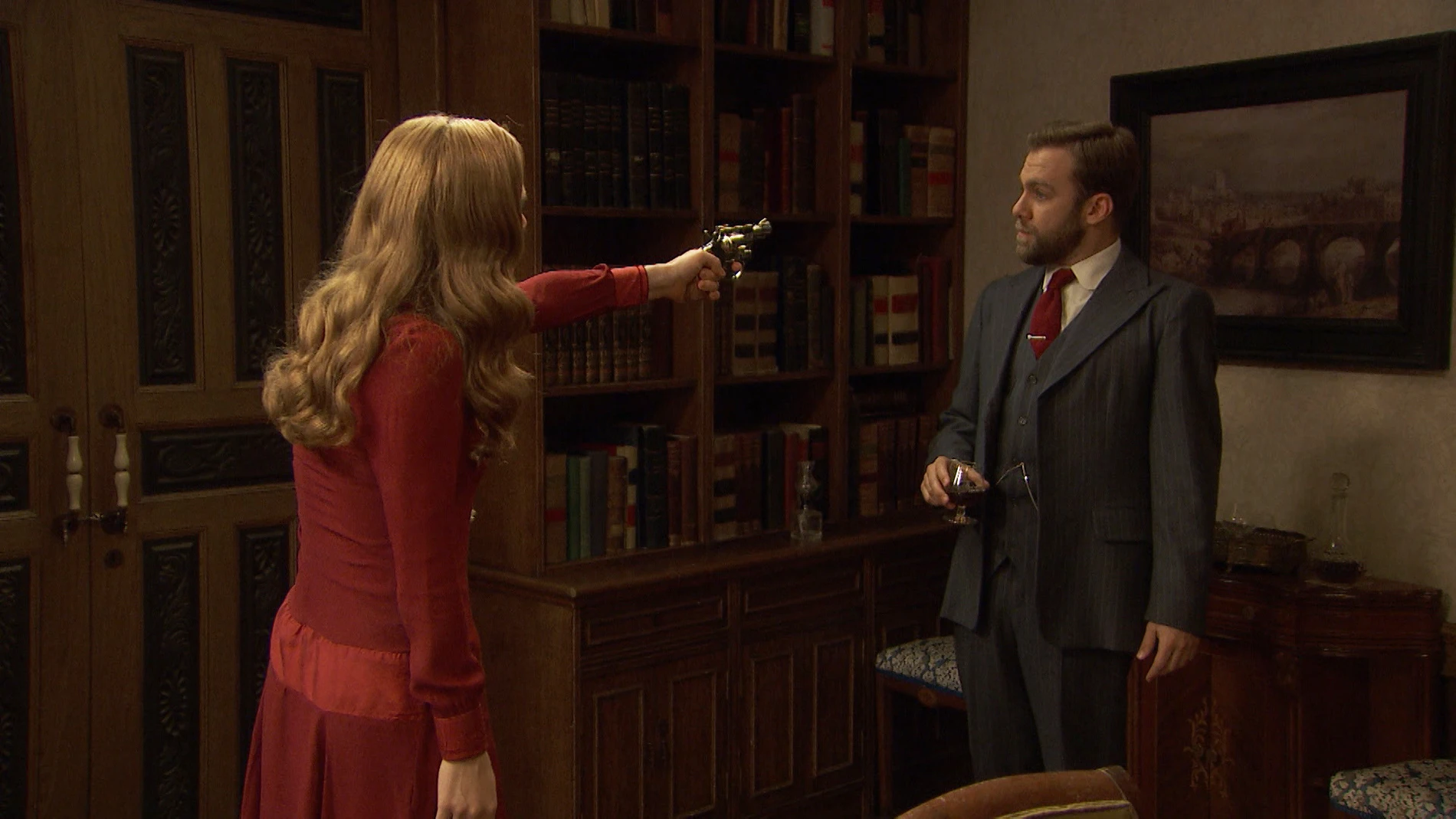 Julieta apunta a Fernando con la pistola para descubrir la verdad