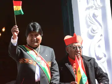 Evo Morales usa la medalla y la banda presidencial en la sesión de honor de la Asamblea Legislativa Nacional, celebrada en la Casa de la Moneda, en Potosí. Evo Morales usa la medalla y la banda presidencial en la sesión de honor de la Asamblea Legislativa Nacional, celebrada en la Casa de la Moneda, en Potosí.