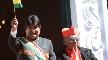 Evo Morales usa la medalla y la banda presidencial en la sesión de honor de la Asamblea Legislativa Nacional, celebrada en la Casa de la Moneda, en Potosí.