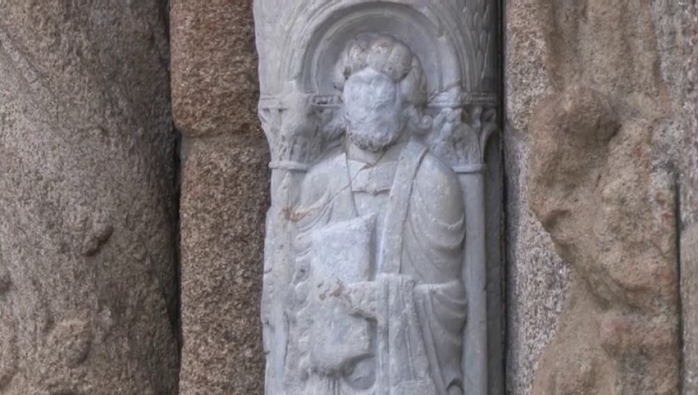 La escultura pintada de la catedral de Santiago de Compostela ya está limpia