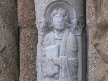 La escultura pintada de la catedral de Santiago de Compostela ya está limpia La escultura pintada de la catedral de Santiago de Compostela ya está limpia