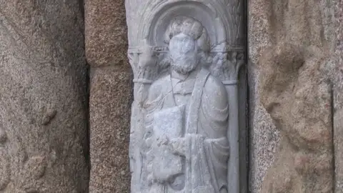 La escultura pintada de la catedral de Santiago de Compostela ya está limpia La escultura pintada de la catedral de Santiago de Compostela ya está limpia