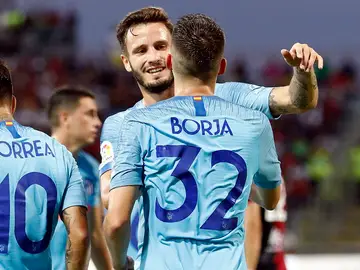 Saúl abraza a Borja Saúl abraza a Borja