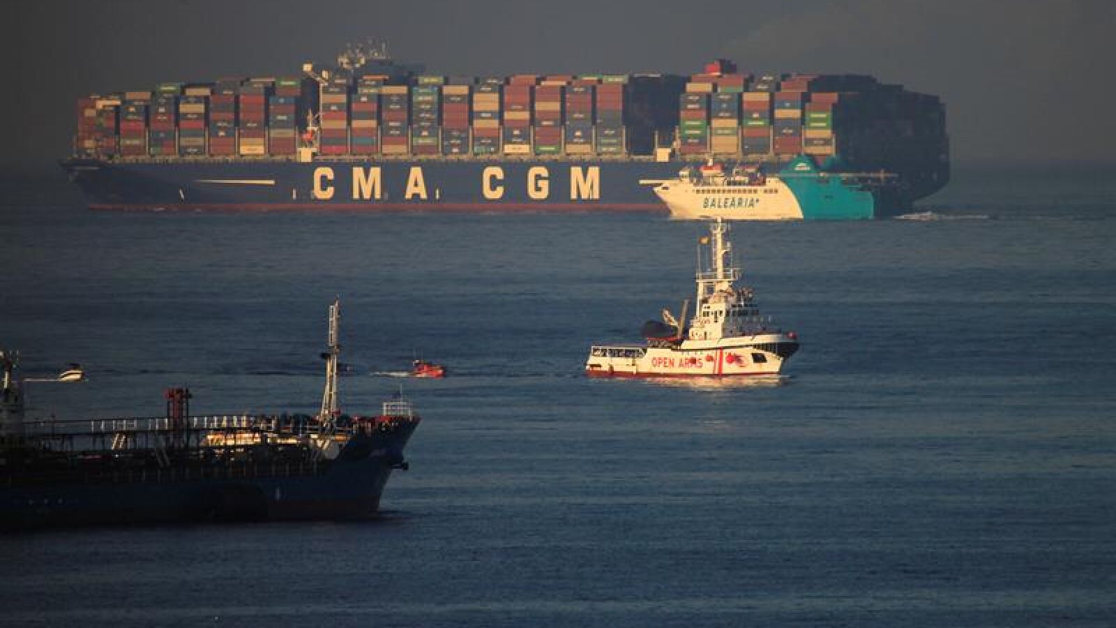 El buque 'Open Arms' llega al puerto de Algeciras con 87 inmigrantes a bordo tras siete días de travesía