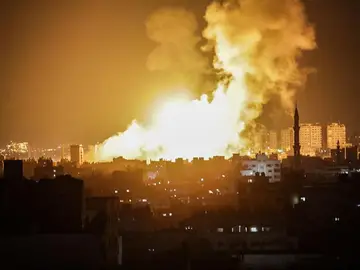 Vista del humo tras los ataques aéreos israelíes en sitios de Hamas en la ciudad de Gaza Vista del humo tras los ataques aéreos israelíes en sitios de Hamas en la ciudad de Gaza