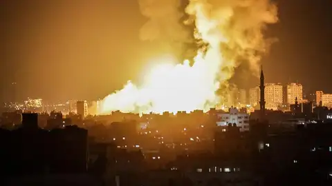 Vista del humo tras los ataques aéreos israelíes en sitios de Hamas en la ciudad de Gaza Vista del humo tras los ataques aéreos israelíes en sitios de Hamas en la ciudad de Gaza
