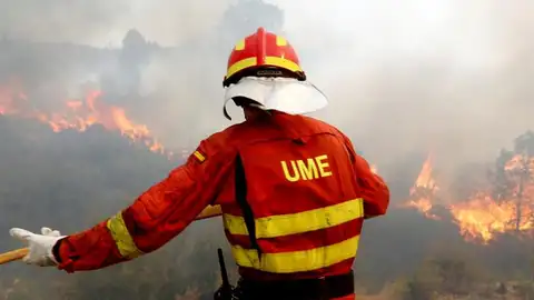 Un efectivo de la Unidad Militar de Emergias (UME) en las labores de extinción del incendio de Llutxent Un efectivo de la Unidad Militar de Emergias (UME) en las labores de extinción del incendio de Llutxent