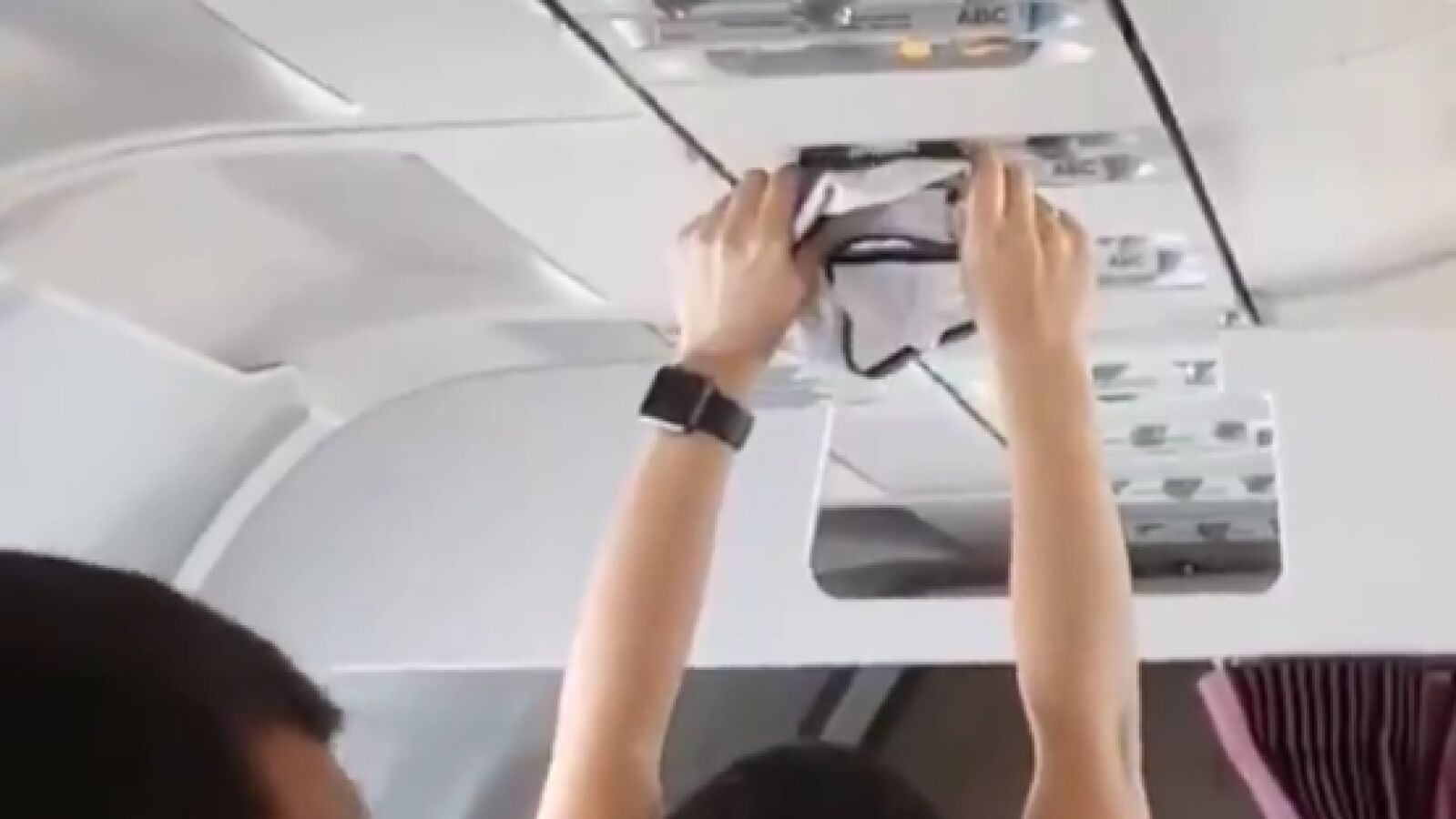 Una mujer se pone a secar unas bragas en pleno vuelo con el aire acondicionado de su asiento