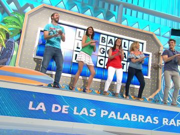 Jorge Fernández, Laura Moure y los concursantes de 'La ruleta de la suerte' bailan al ritmo de una pegadiza canción, 'Asejeré'