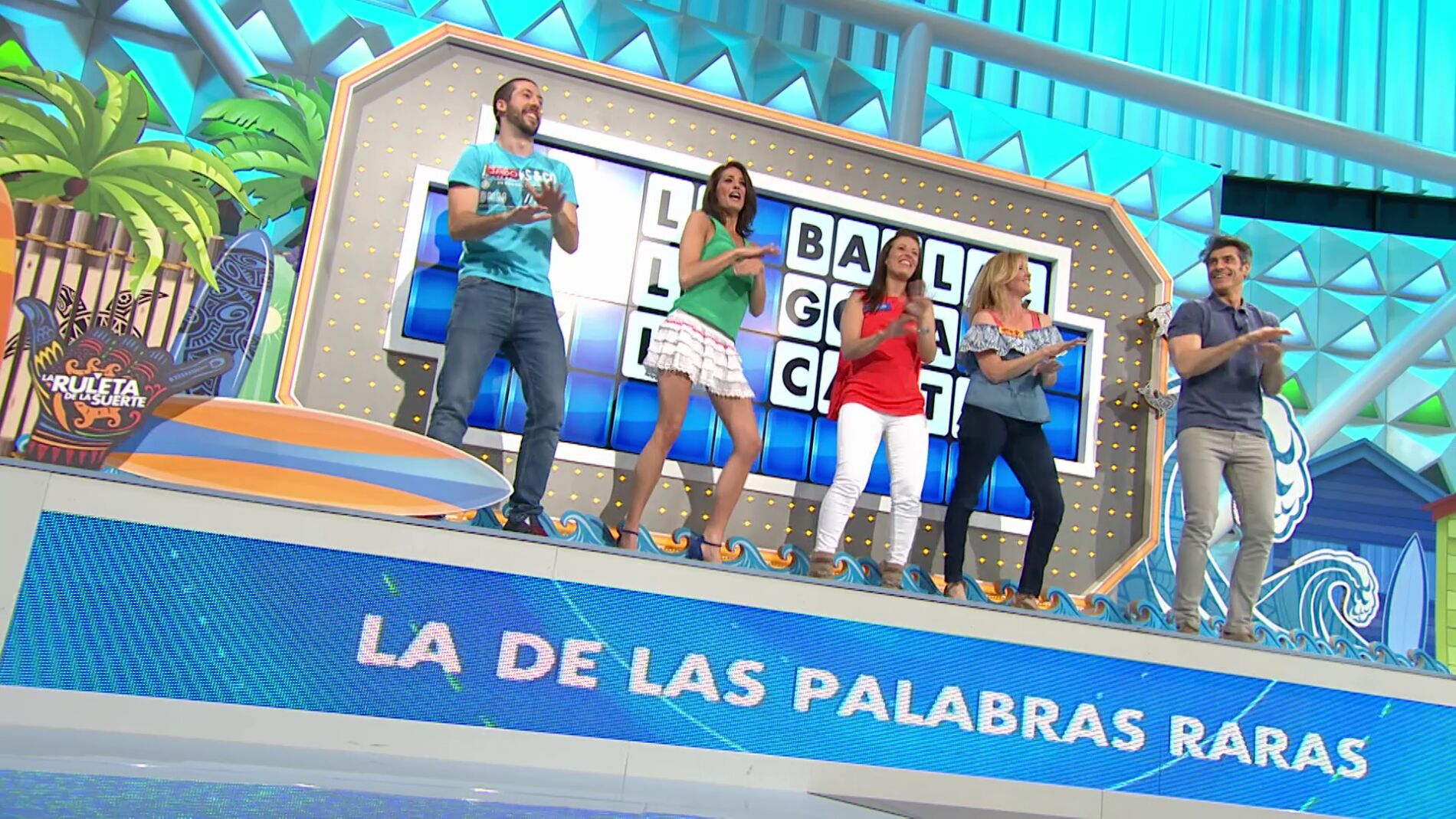 Jorge Fern&aacute;ndez, Laura Moure y los concursantes de 'La ruleta de la suerte' bailan al ritmo de una pegadiza canci&oacute;n, 'Asejer&eacute;'
