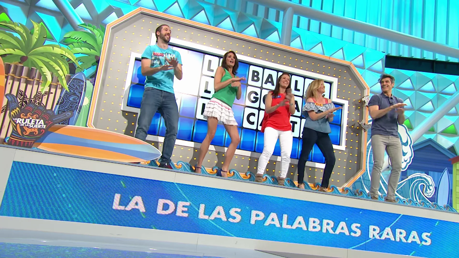 Jorge Fernández, Laura Moure y los concursantes de 'La ruleta de la suerte' bailan al ritmo de una pegadiza canción, 'Asejeré'