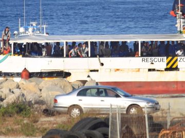 El buque Open Arms con los migrantes rescatados en el Mediterráneo
