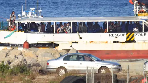 El buque Open Arms con los migrantes rescatados en el Mediterráneo El buque Open Arms con los migrantes rescatados en el Mediterráneo