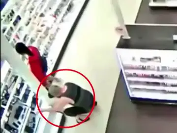 Un hombre haciendo fotos bajo la falda de una joven Un hombre haciendo fotos bajo la falda de una joven