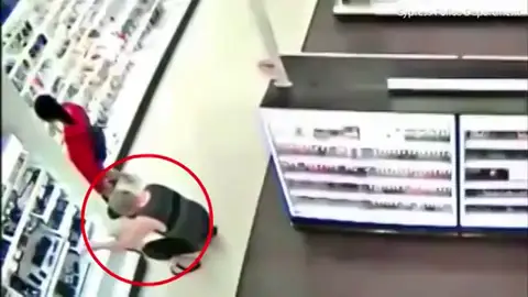 Un hombre haciendo fotos bajo la falda de una joven Un hombre haciendo fotos bajo la falda de una joven