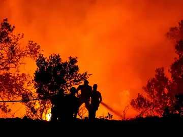 Bomberos continúan los trabajos para extinguir el fuego Bomberos continúan los trabajos para extinguir el fuego