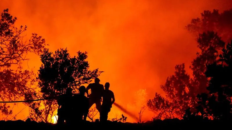 Bomberos continúan los trabajos para extinguir el fuego Bomberos continúan los trabajos para extinguir el fuego