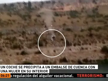 Un vehículo se precipita por un barranco Un vehículo se precipita por un barranco