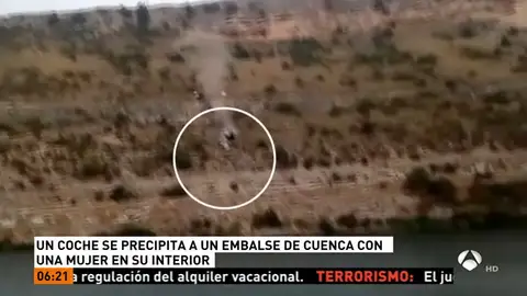 Un vehículo se precipita por un barranco Un vehículo se precipita por un barranco