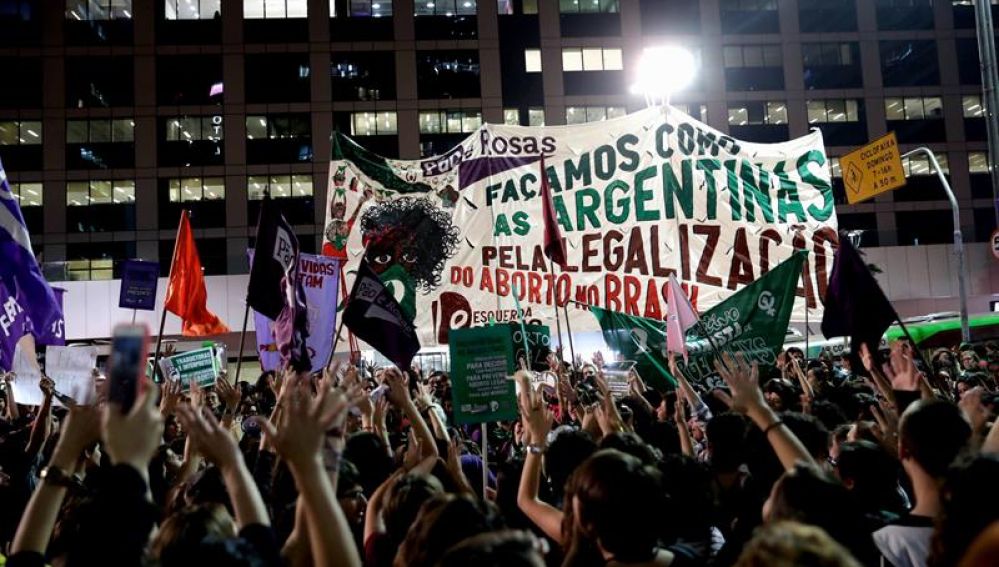 Unas 500 mujeres protestan a favor de la legalización del aborto