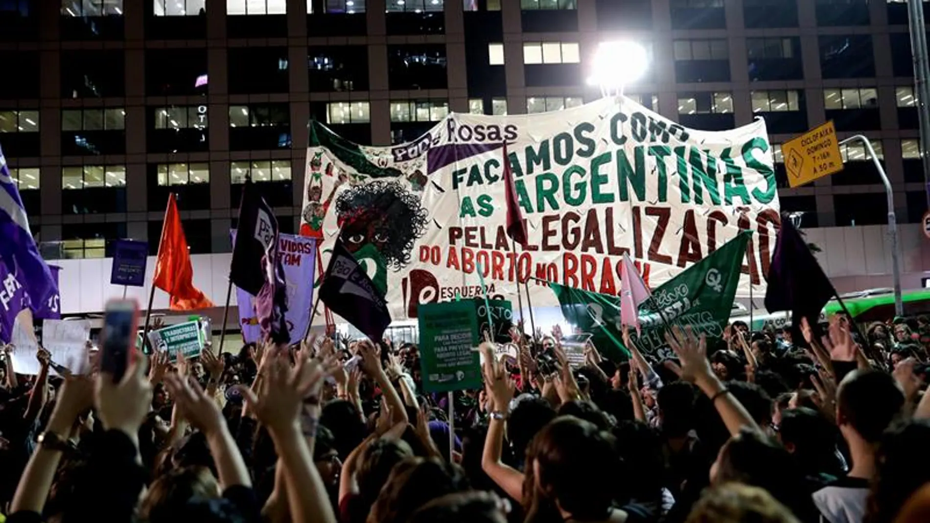 Unas 500 mujeres protestan a favor de la legalización del aborto Unas 500 mujeres protestan a favor de la legalización del aborto