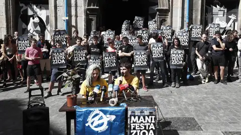 Los 'okupas', frente al Palacio Marqués de Rozalejo de Pamplona Los okupas, frente al Palacio Marqués de Rozalejo de Pamplona