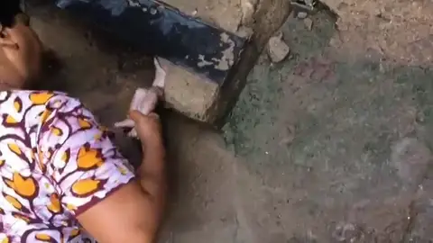 Un bebé es rescatado de una alcantarilla en la India Un bebé es rescatado de una alcantarilla en la India