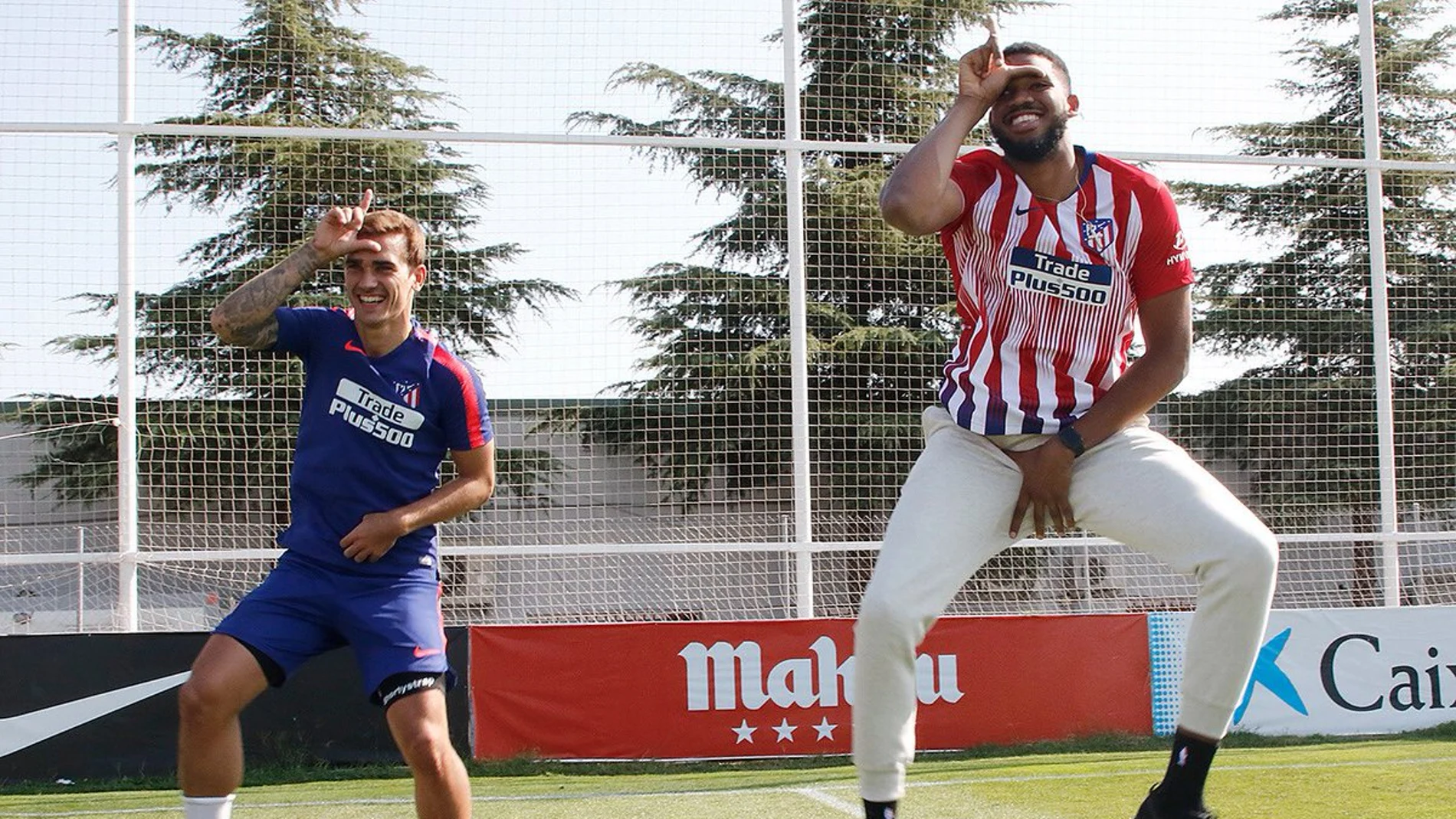 Griezmann y Towns bailando el famoso baile Griezmann y Towns bailando el famoso baile